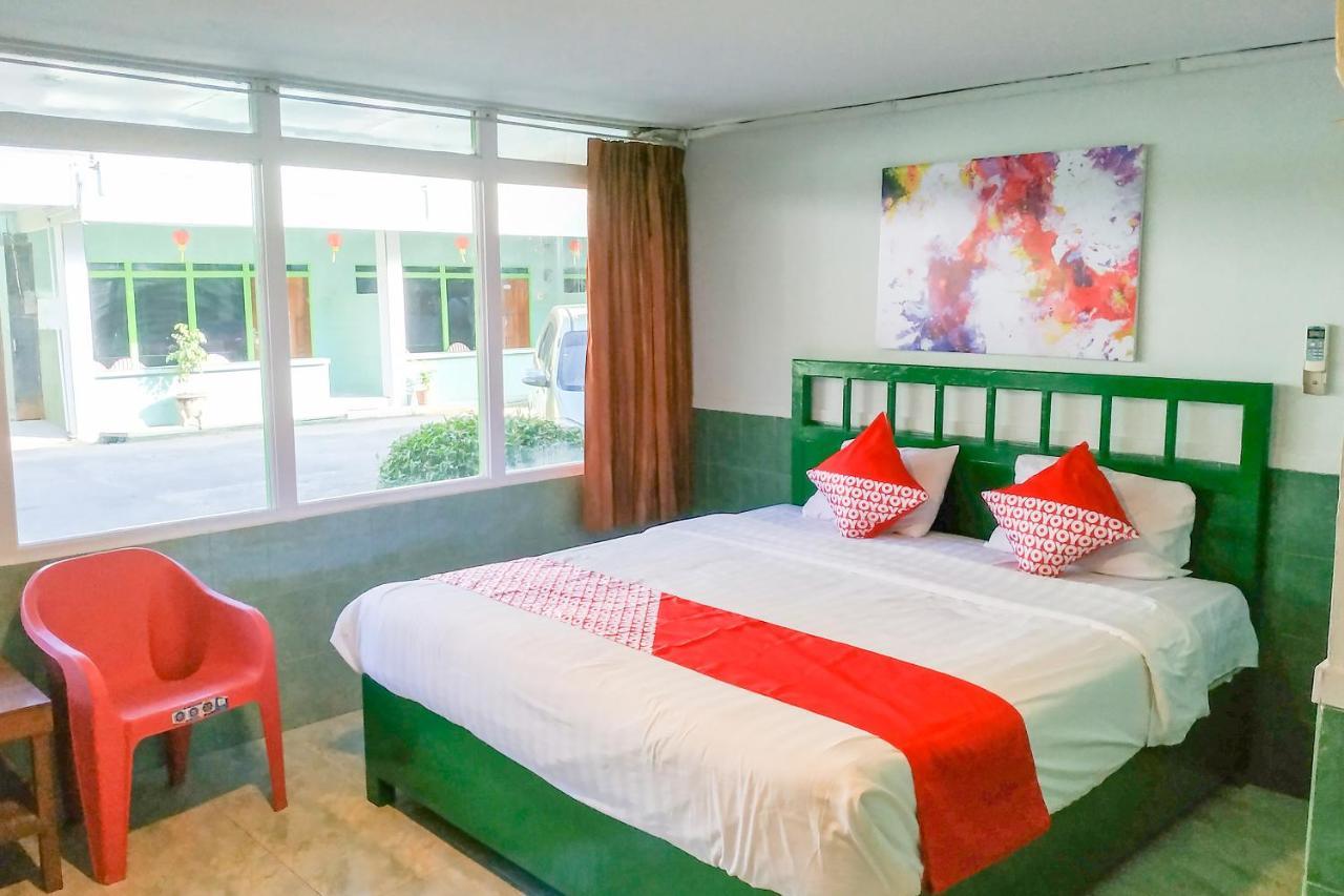 Super Oyo 3098 Hotel Sahabat Baru Singkawang Exteriör bild