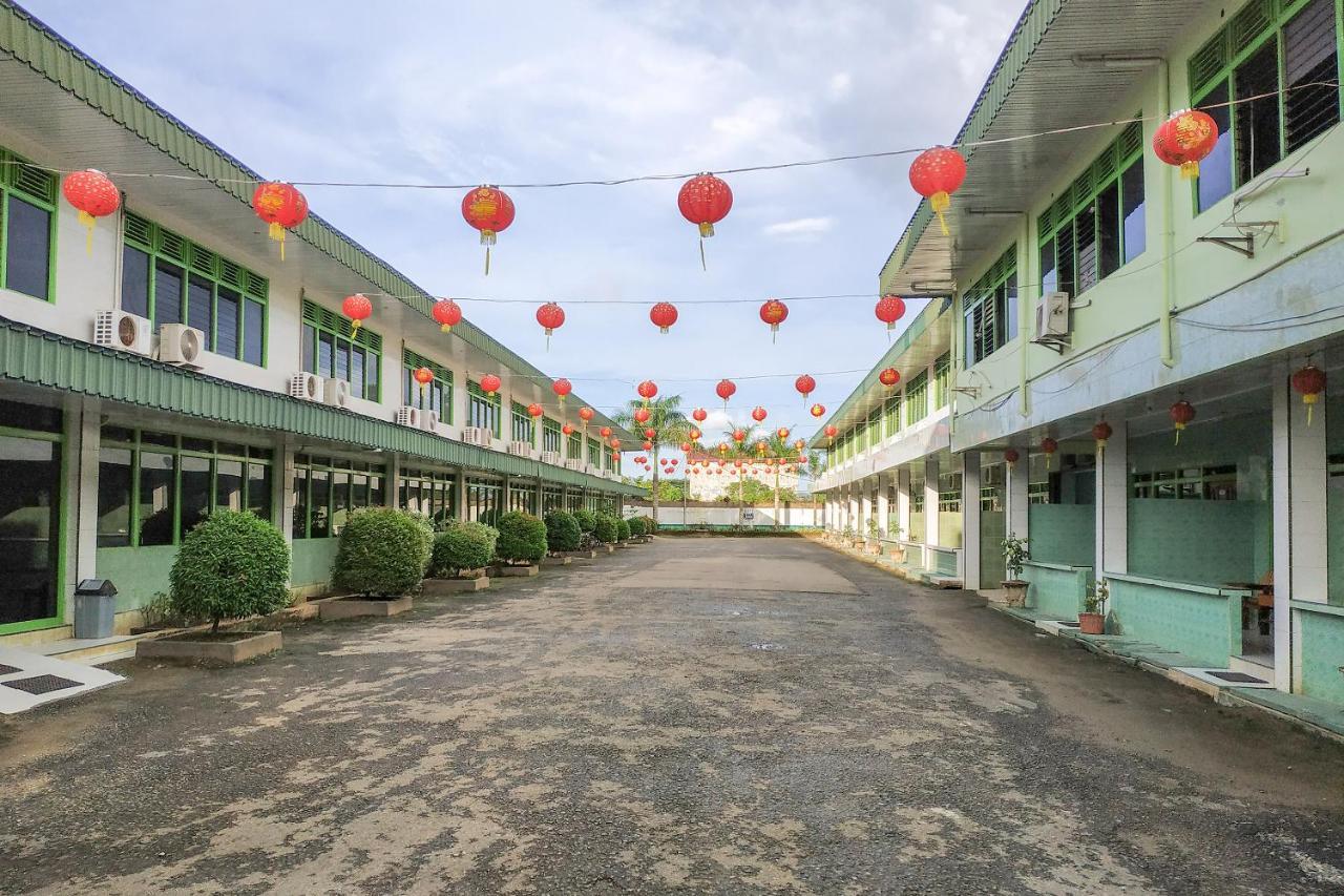 Super Oyo 3098 Hotel Sahabat Baru Singkawang Exteriör bild